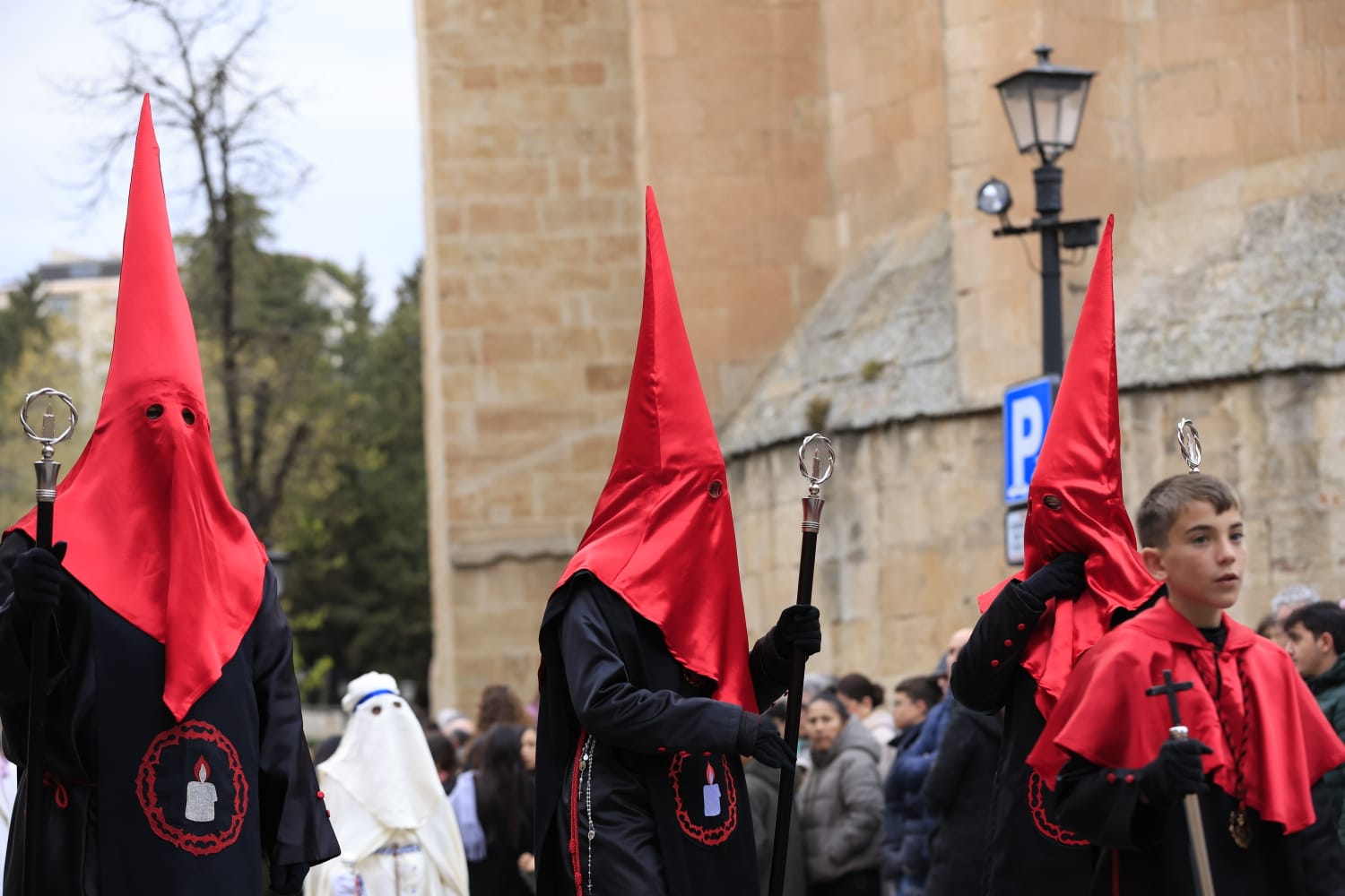 Un renovado paso lleno de expectación convence en la procesión de la Seráfica Hermandad