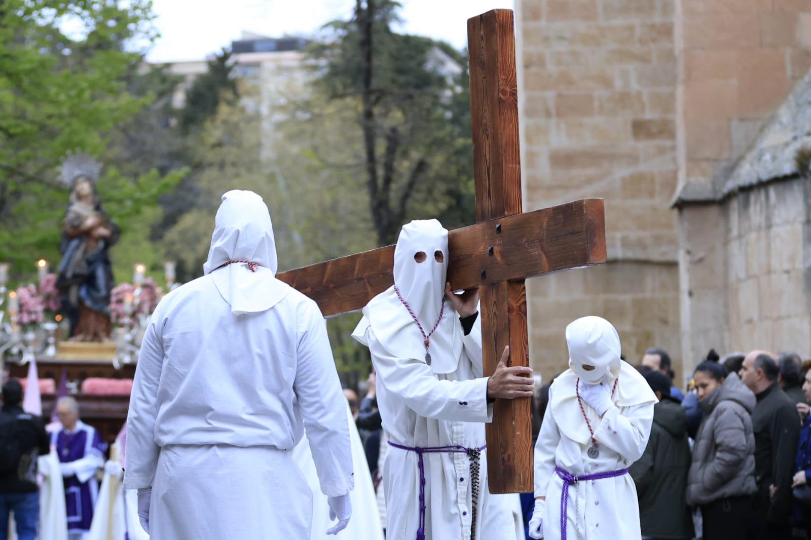 Un renovado paso lleno de expectación convence en la procesión de la Seráfica Hermandad