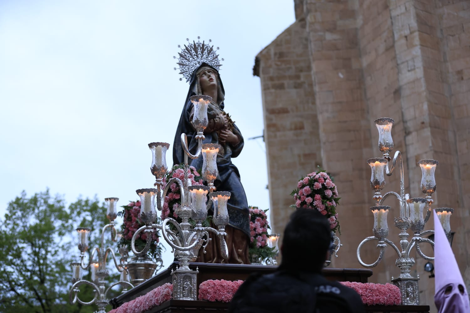 Un renovado paso lleno de expectación convence en la procesión de la Seráfica Hermandad