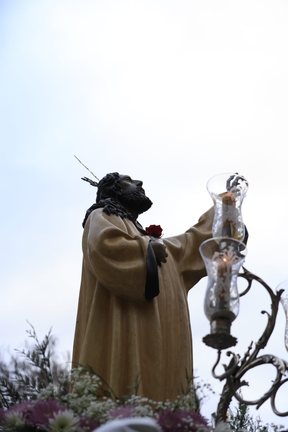 Un renovado paso lleno de expectación convence en la procesión de la Seráfica Hermandad
