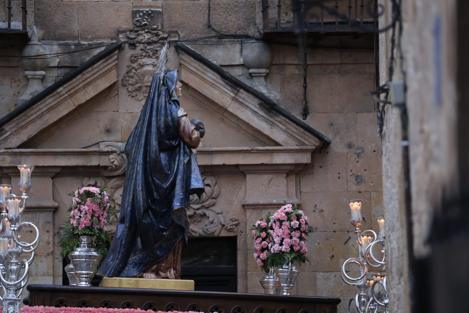 Un renovado paso lleno de expectación convence en la procesión de la Seráfica Hermandad