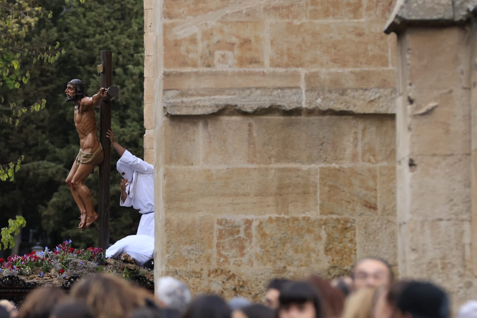 Un renovado paso lleno de expectación convence en la procesión de la Seráfica Hermandad