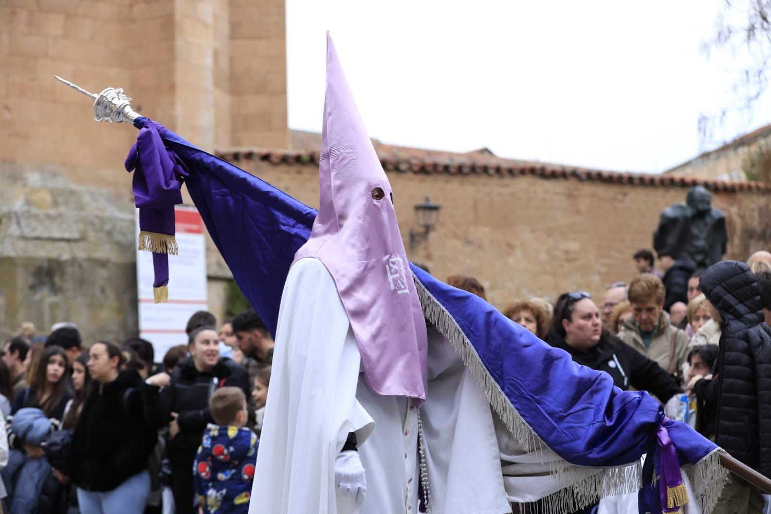Un renovado paso lleno de expectación convence en la procesión de la Seráfica Hermandad