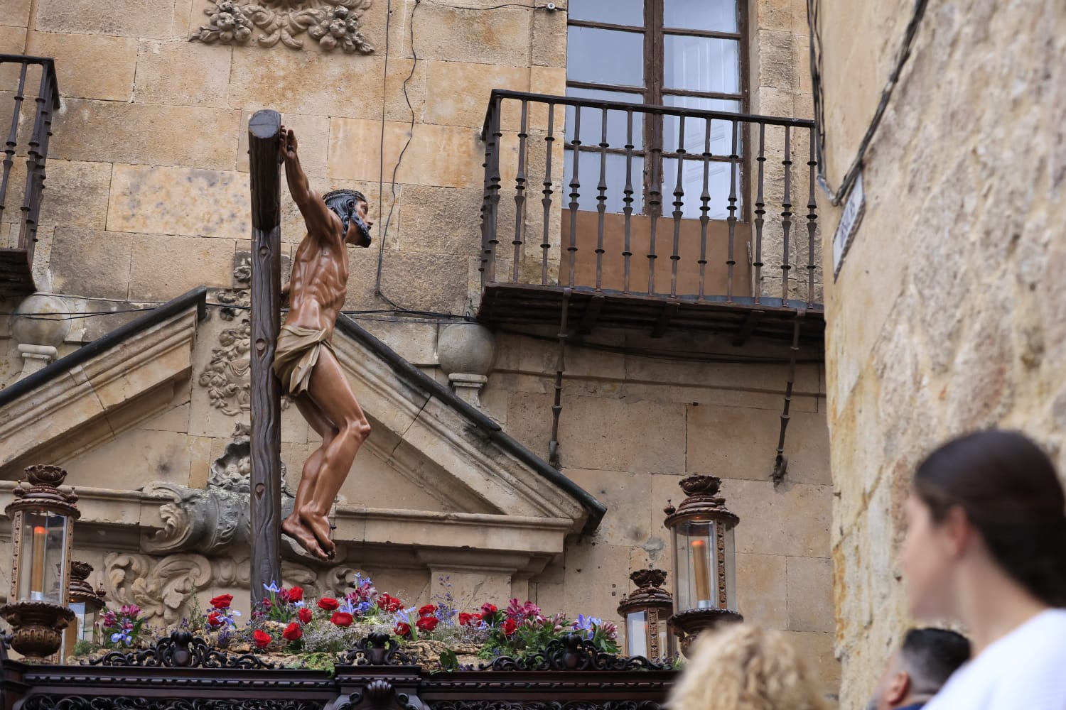 Un renovado paso lleno de expectación convence en la procesión de la Seráfica Hermandad