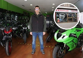 Manuel, hijo de Manuel 'Cachorro', fundador del taller de motos.