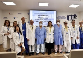 Los dos trasplantados de pulmón en Salamanca, con parte del equipo que les atendió en el hospital charro.