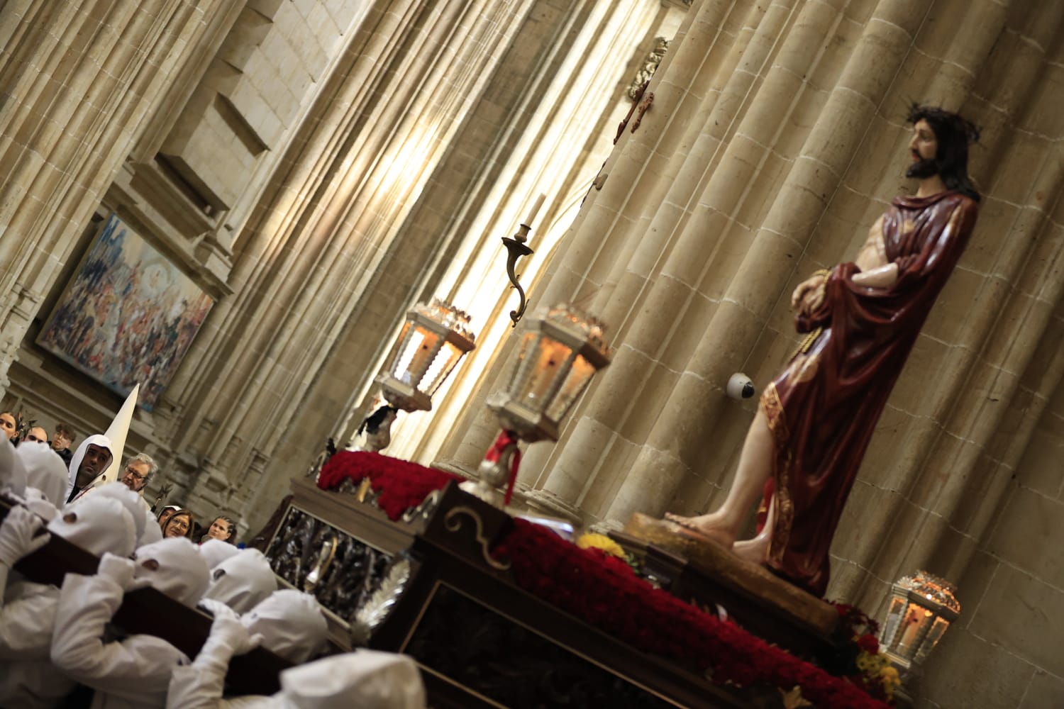 La lluvia respeta el Jueves Santo de Salamanca con el Vía Crucis desde la Catedral