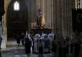 La lluvia respeta el Jueves Santo de Salamanca con el Vía Crucis desde la Catedral