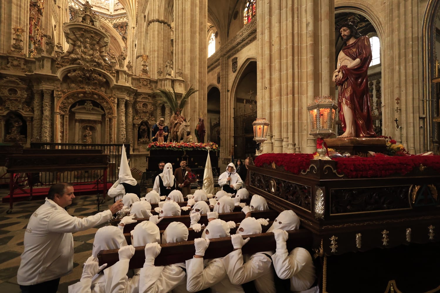 La lluvia respeta el Jueves Santo de Salamanca con el Vía Crucis desde la Catedral