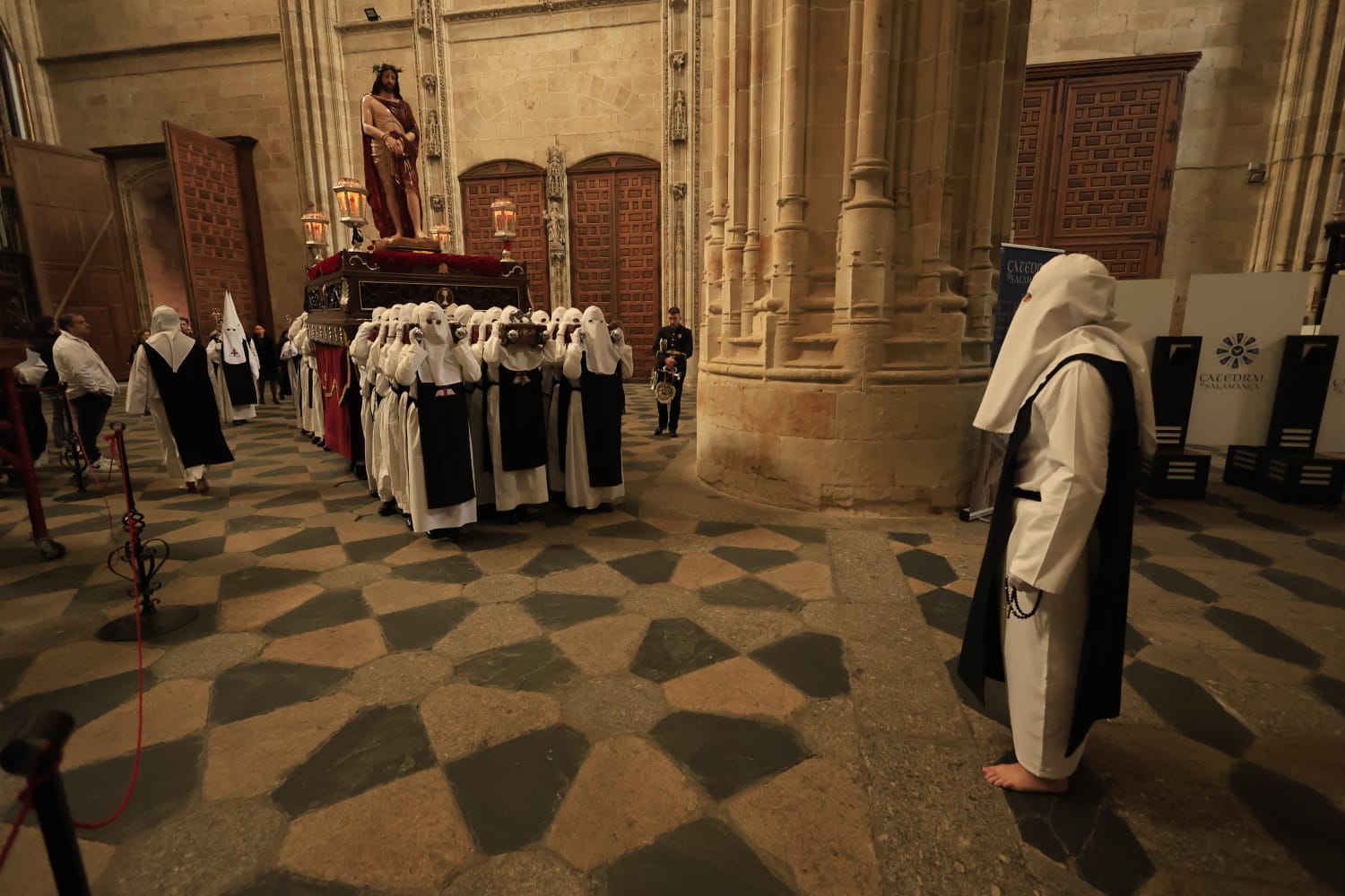 La lluvia respeta el Jueves Santo de Salamanca con el Vía Crucis desde la Catedral