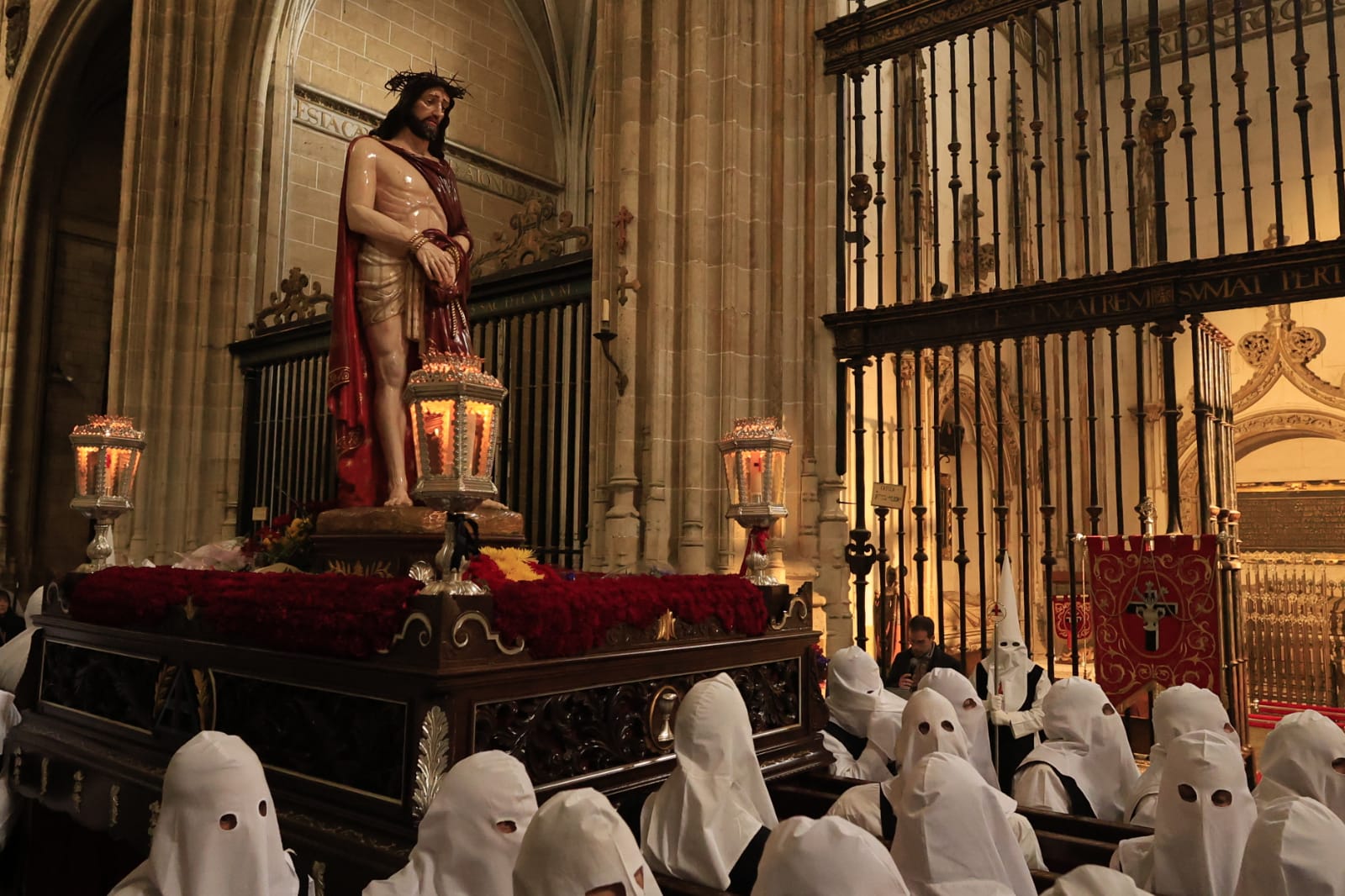 La lluvia respeta el Jueves Santo de Salamanca con el Vía Crucis desde la Catedral