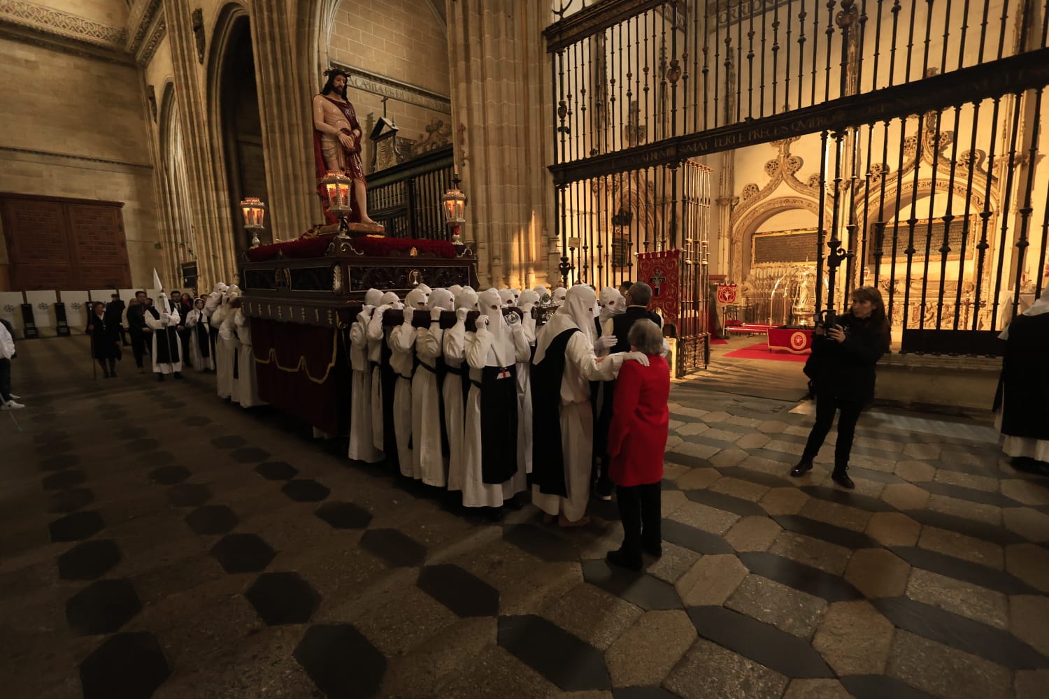 La lluvia respeta el Jueves Santo de Salamanca con el Vía Crucis desde la Catedral