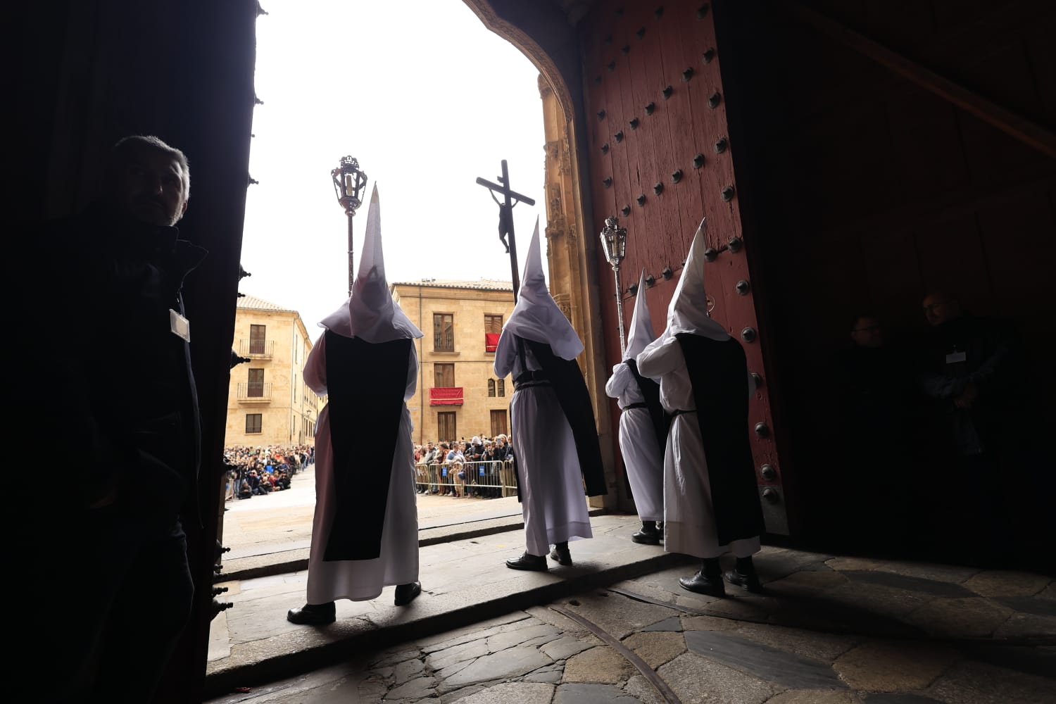 La lluvia respeta el Jueves Santo de Salamanca con el Vía Crucis desde la Catedral