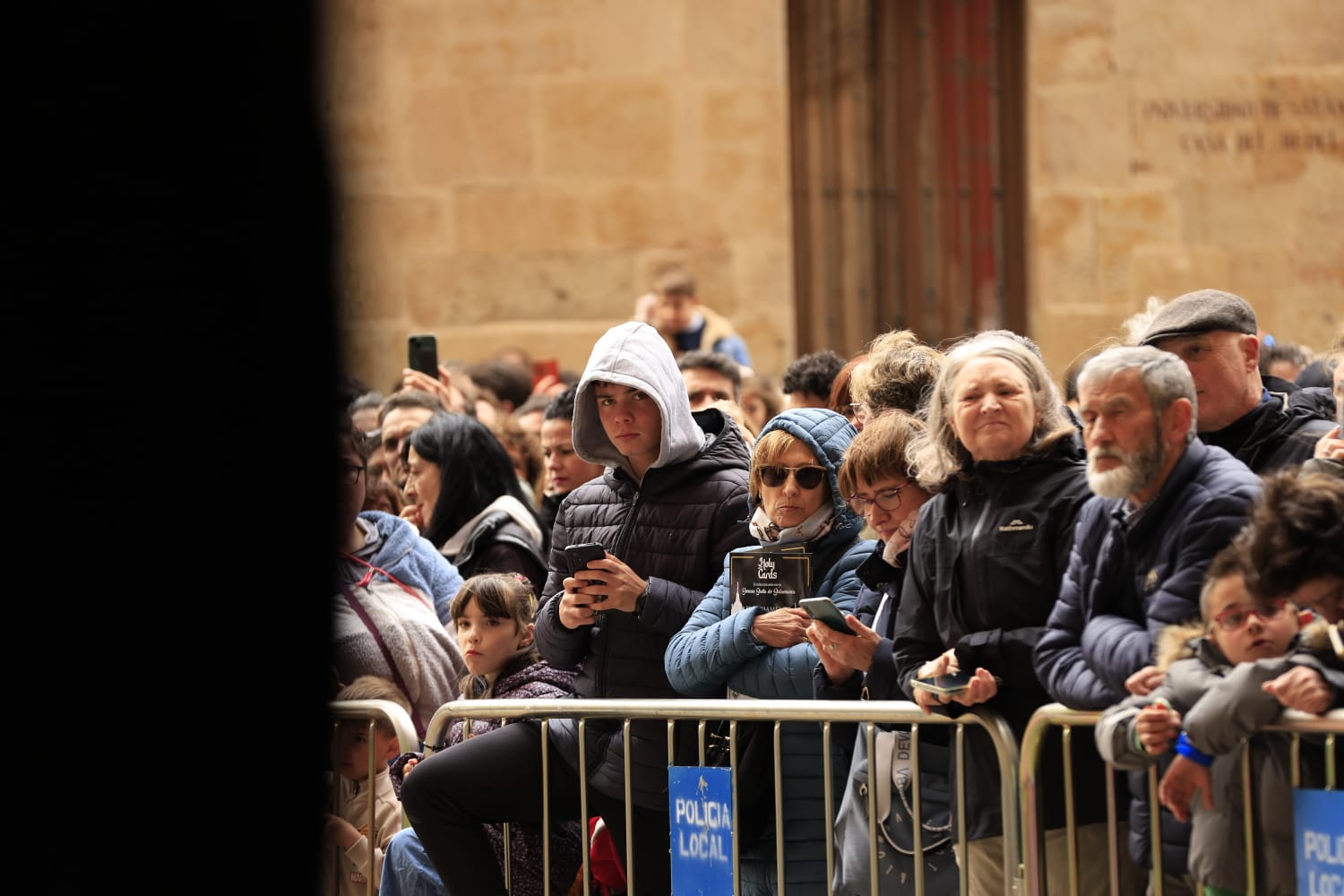 La lluvia respeta el Jueves Santo de Salamanca con el Vía Crucis desde la Catedral
