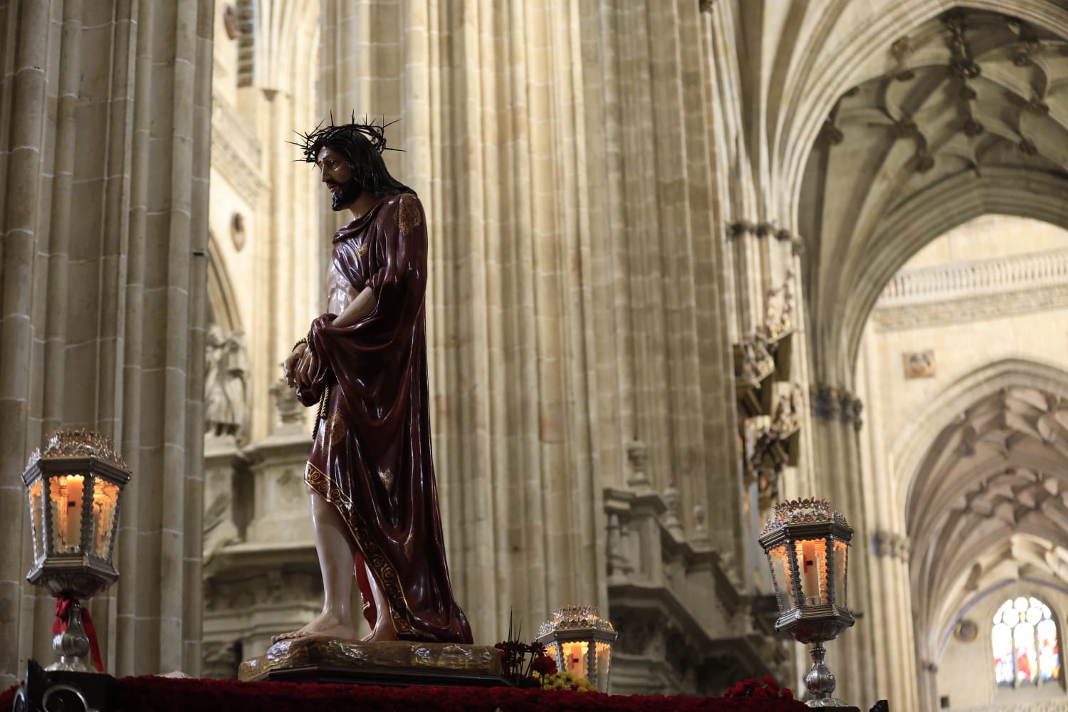 La lluvia respeta el Jueves Santo de Salamanca con el Vía Crucis desde la Catedral