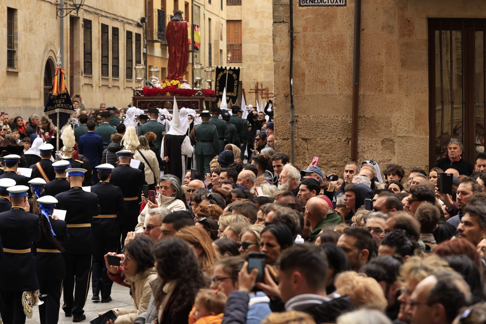 La lluvia respeta el Jueves Santo de Salamanca con el Vía Crucis desde la Catedral