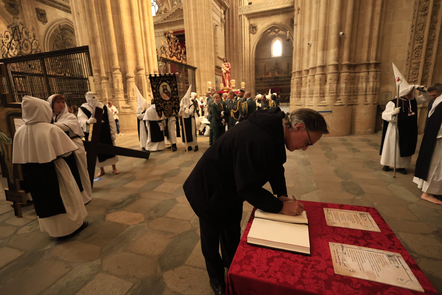 La lluvia respeta el Jueves Santo de Salamanca con el Vía Crucis desde la Catedral