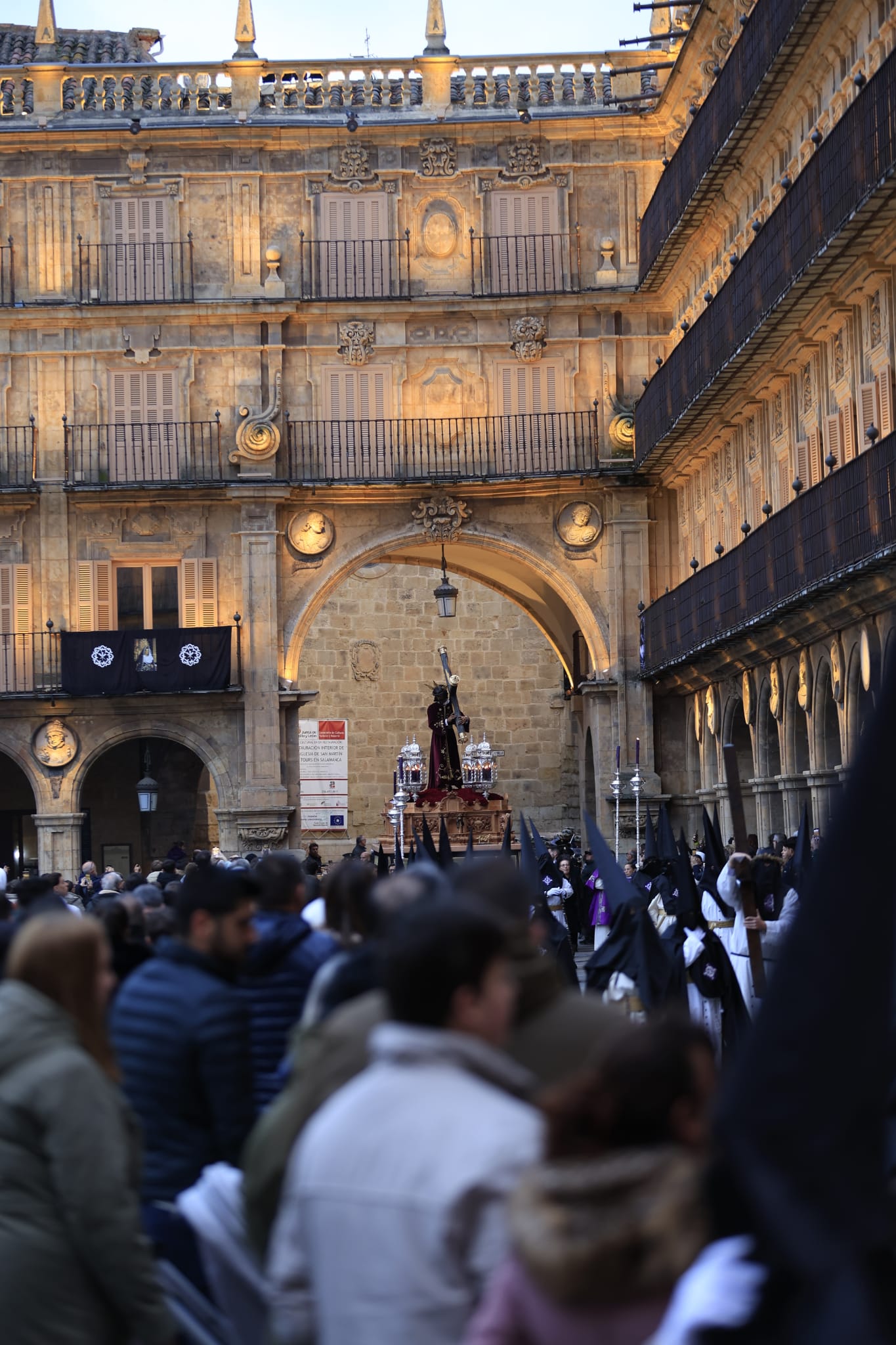 La Hermandad Dominicana recorre Salamanca bajo una madrugada serena