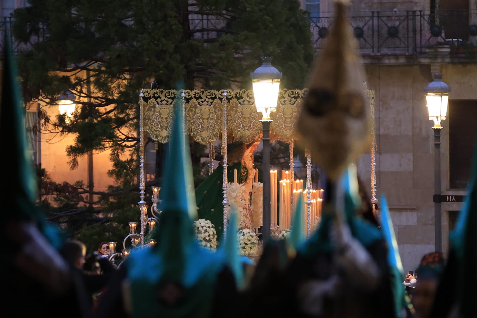 La Hermandad Dominicana recorre Salamanca bajo una madrugada serena