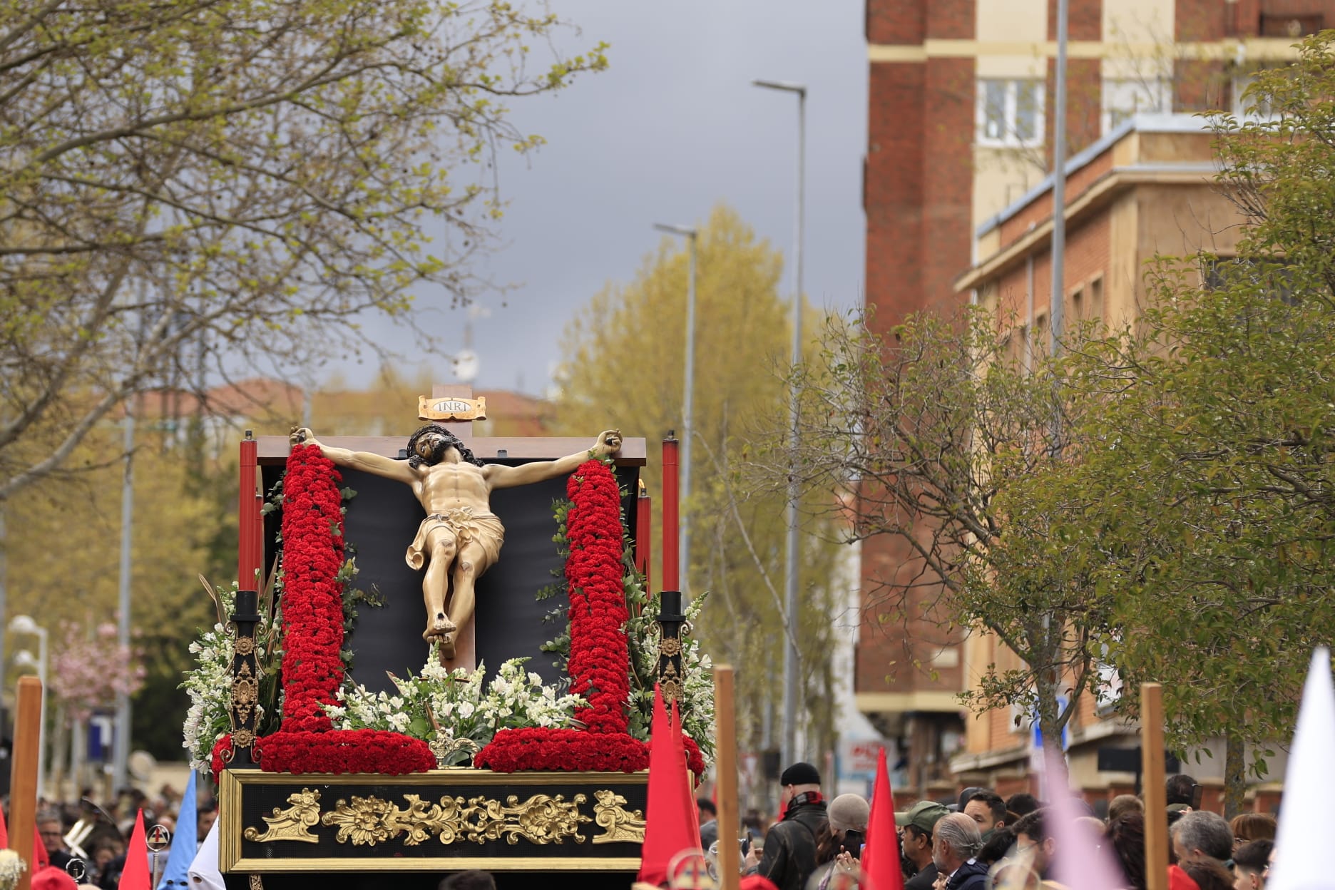 El Cristo de la Vela sale a medio camino y con chubasquero ante la amenaza de lluvia