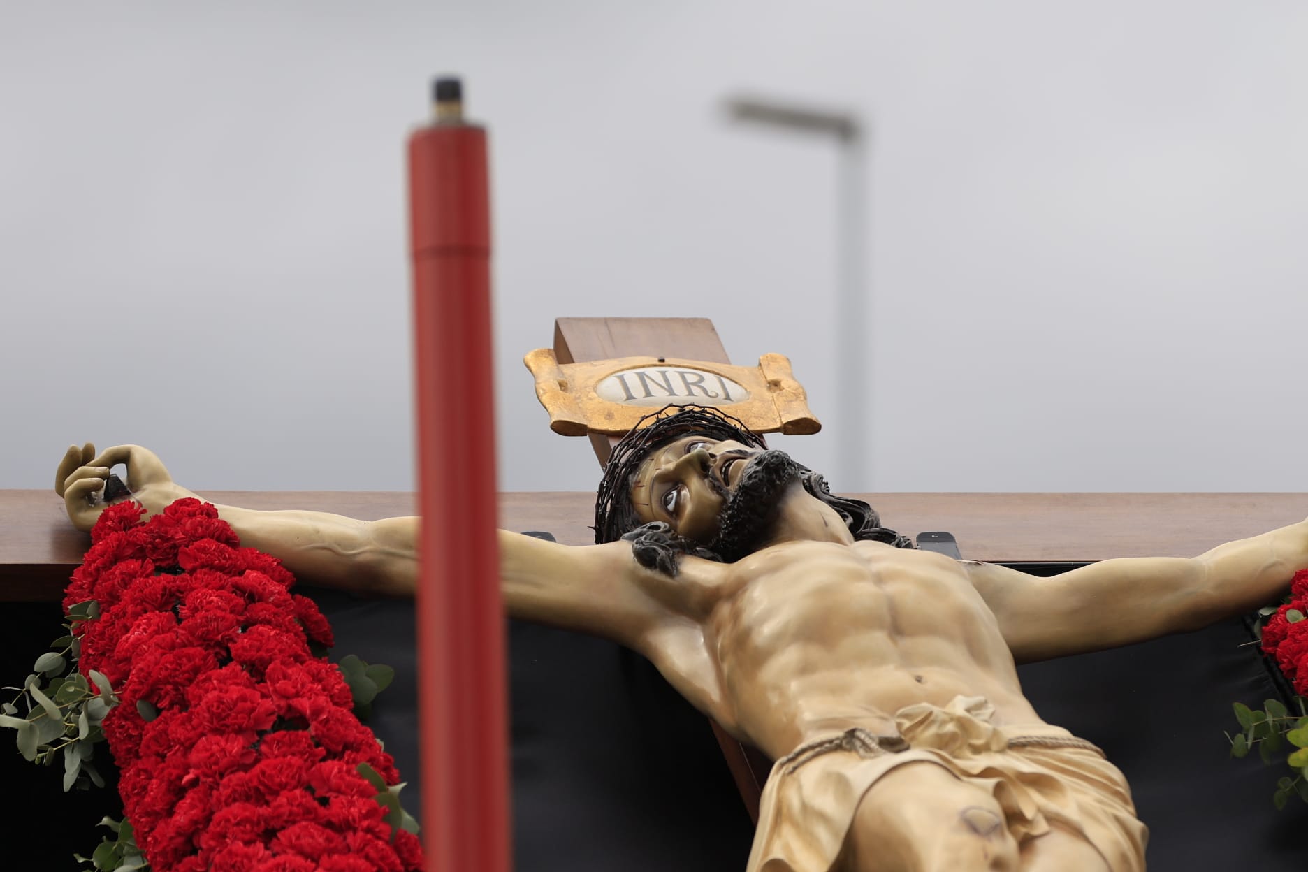 El Cristo de la Vela sale a medio camino y con chubasquero ante la amenaza de lluvia