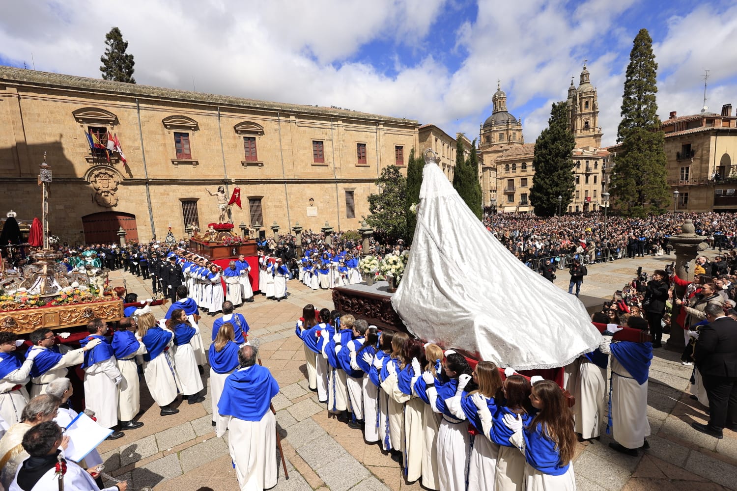 El Encuentro de Resurrección pone un solemne broche final a la Semana Santa salmantina