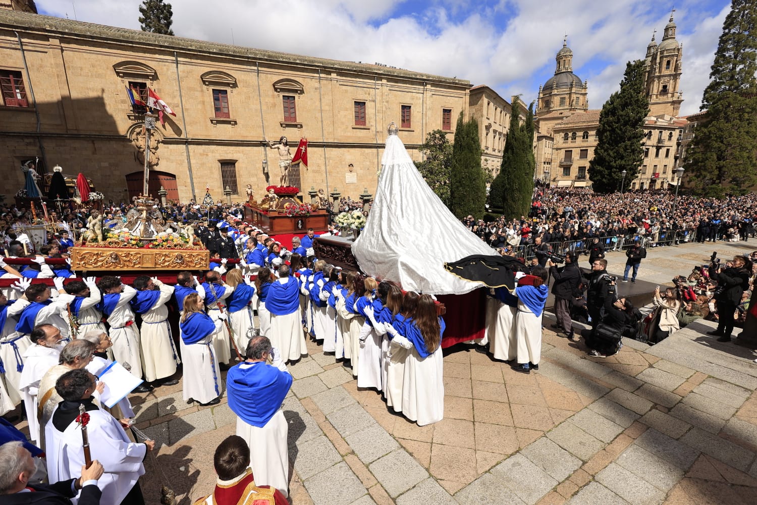 El Encuentro de Resurrección pone un solemne broche final a la Semana Santa salmantina