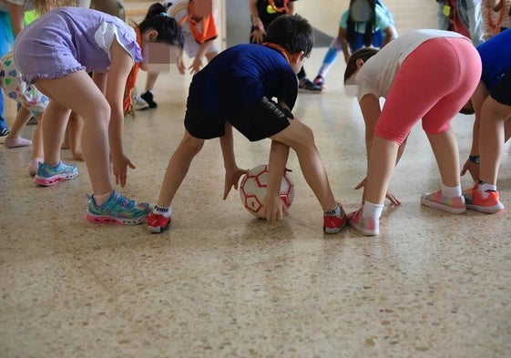 Varios niños juegan en grupo.