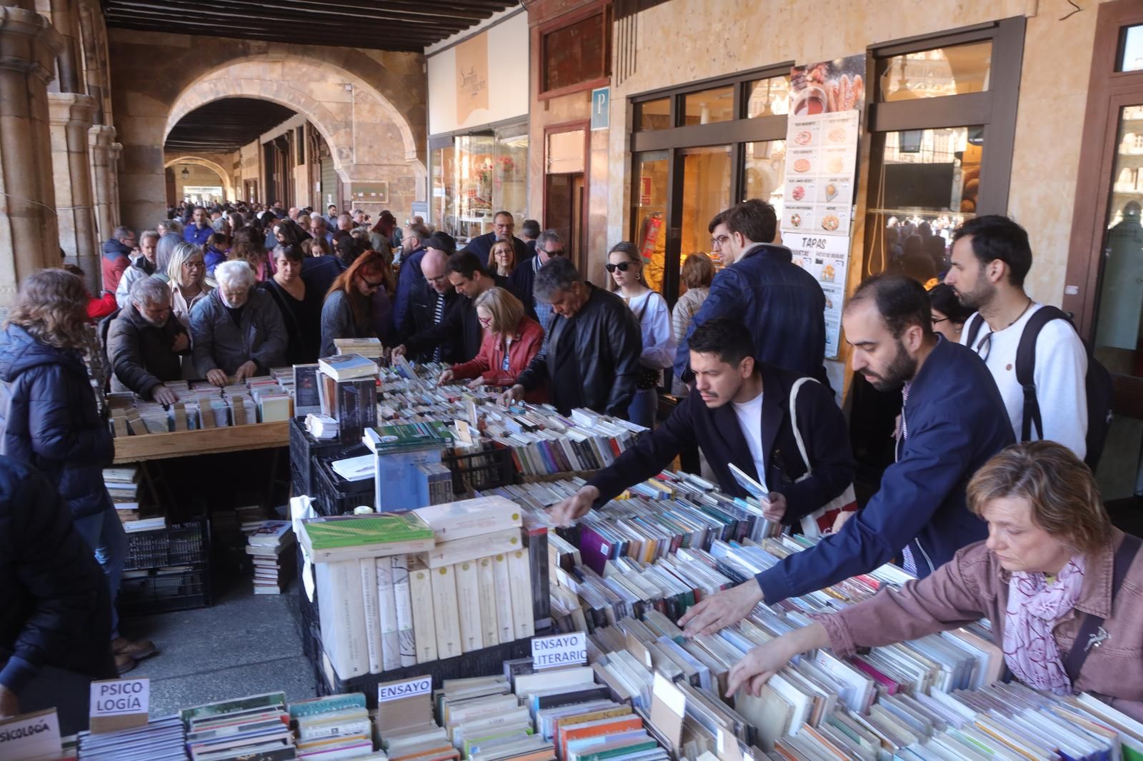 Sol, música y libros: Así celebra Salamanca el Día del Libro con homenaje a Martín Gaite