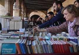 Gente en uno de los puestos de la Plaza Mayor