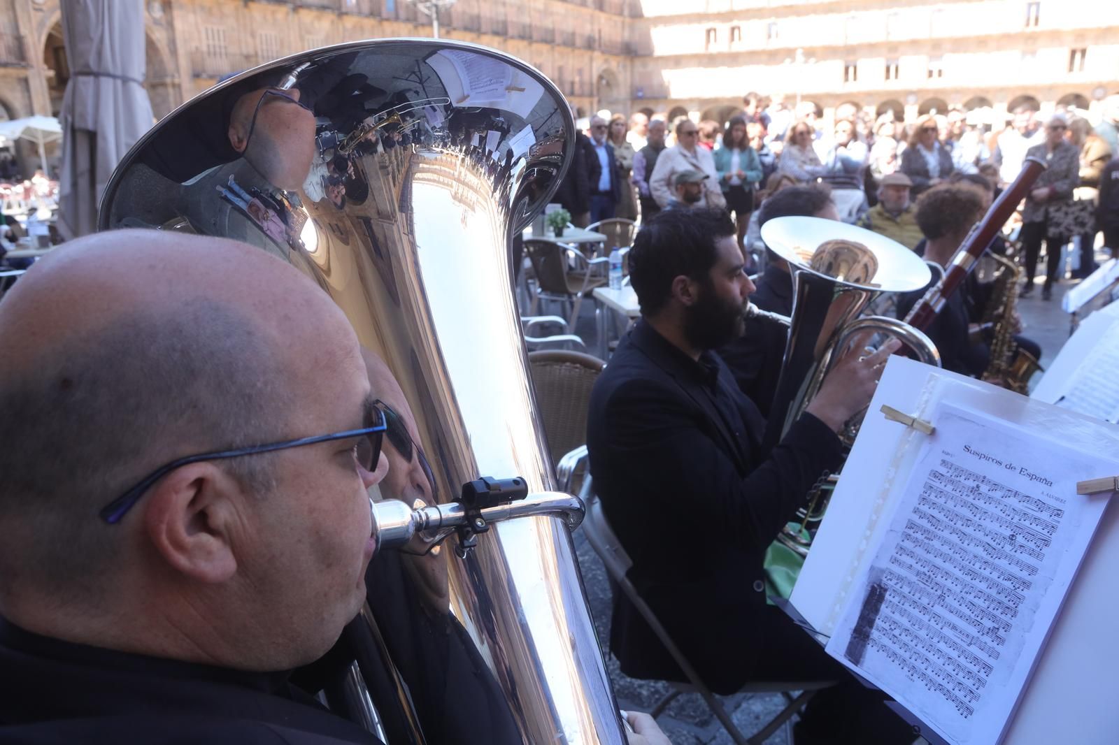 Sol, música y libros: Así celebra Salamanca el Día del Libro con homenaje a Martín Gaite