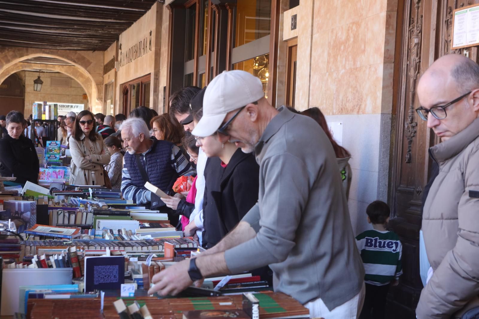 Sol, música y libros: Así celebra Salamanca el Día del Libro con homenaje a Martín Gaite