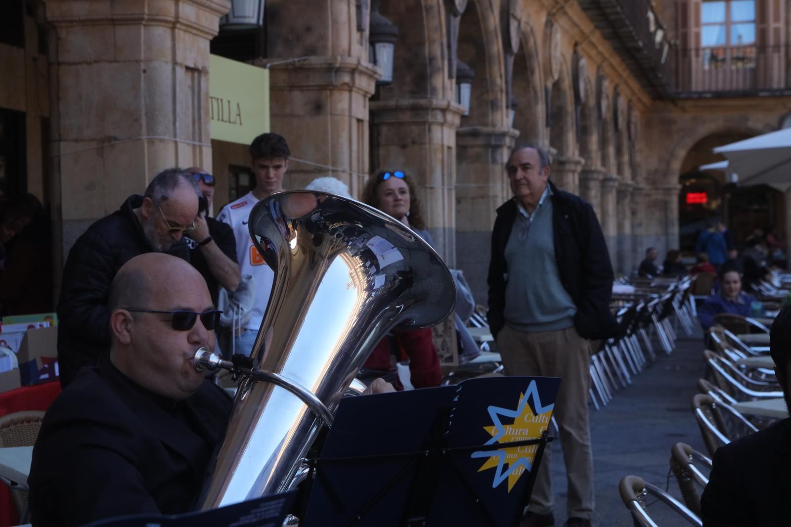 Sol, música y libros: Así celebra Salamanca el Día del Libro con homenaje a Martín Gaite