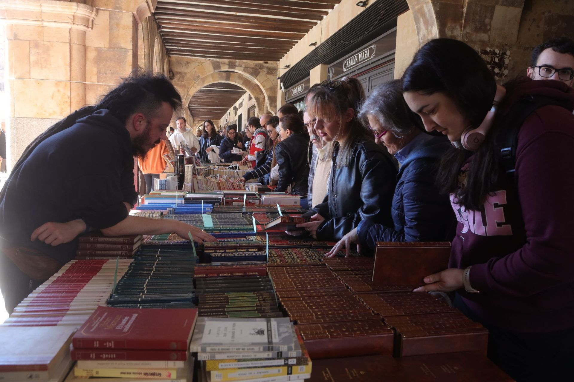 Sol, música y libros: Así celebra Salamanca el Día del Libro con homenaje a Martín Gaite