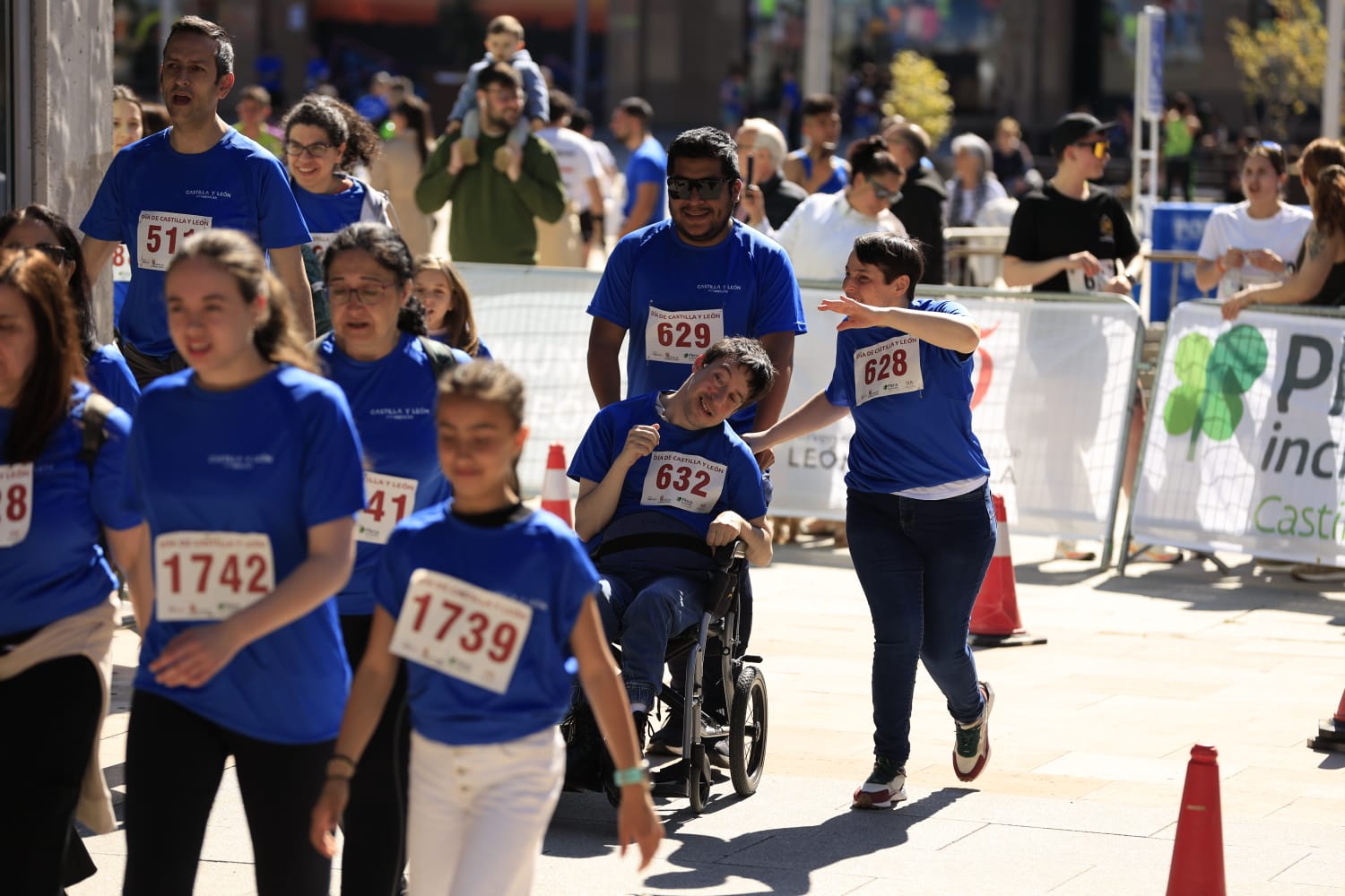 La Carrera y marcha por el Día de Castilla y León de Salamanca, en imágenes