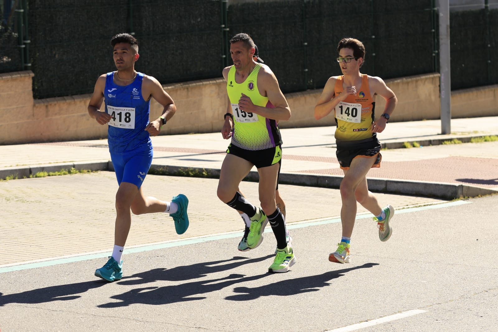 La Carrera y marcha por el Día de Castilla y León de Salamanca, en imágenes