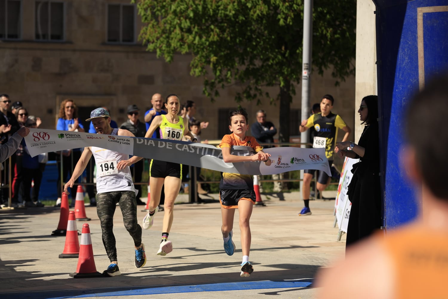 La Carrera y marcha por el Día de Castilla y León de Salamanca, en imágenes