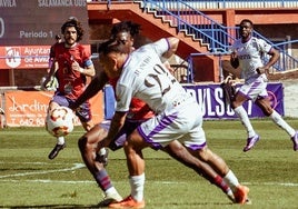 Juancho lucha por un balón en el campo del Real Ávila.