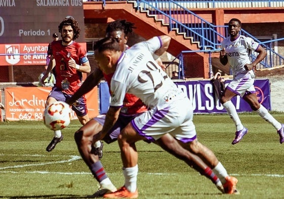 Juancho lucha por un balón en el campo del Real Ávila.