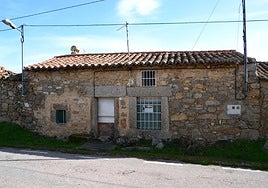 Exterior de la antigua vivienda en Navamorales.
