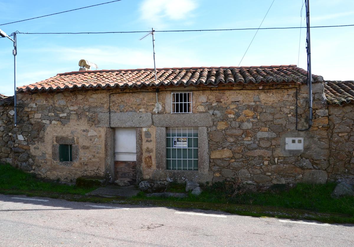 La casa de piedra en un pueblo casi vacío de Salamanca que se asienta en un pequeño valle