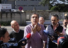 Samuel Vázquez frente a la antigua residencia San Juan de Sahagún.