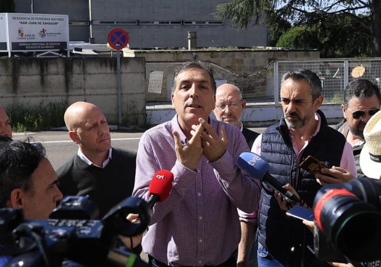 Samuel Vázquez frente a la antigua residencia San Juan de Sahagún.