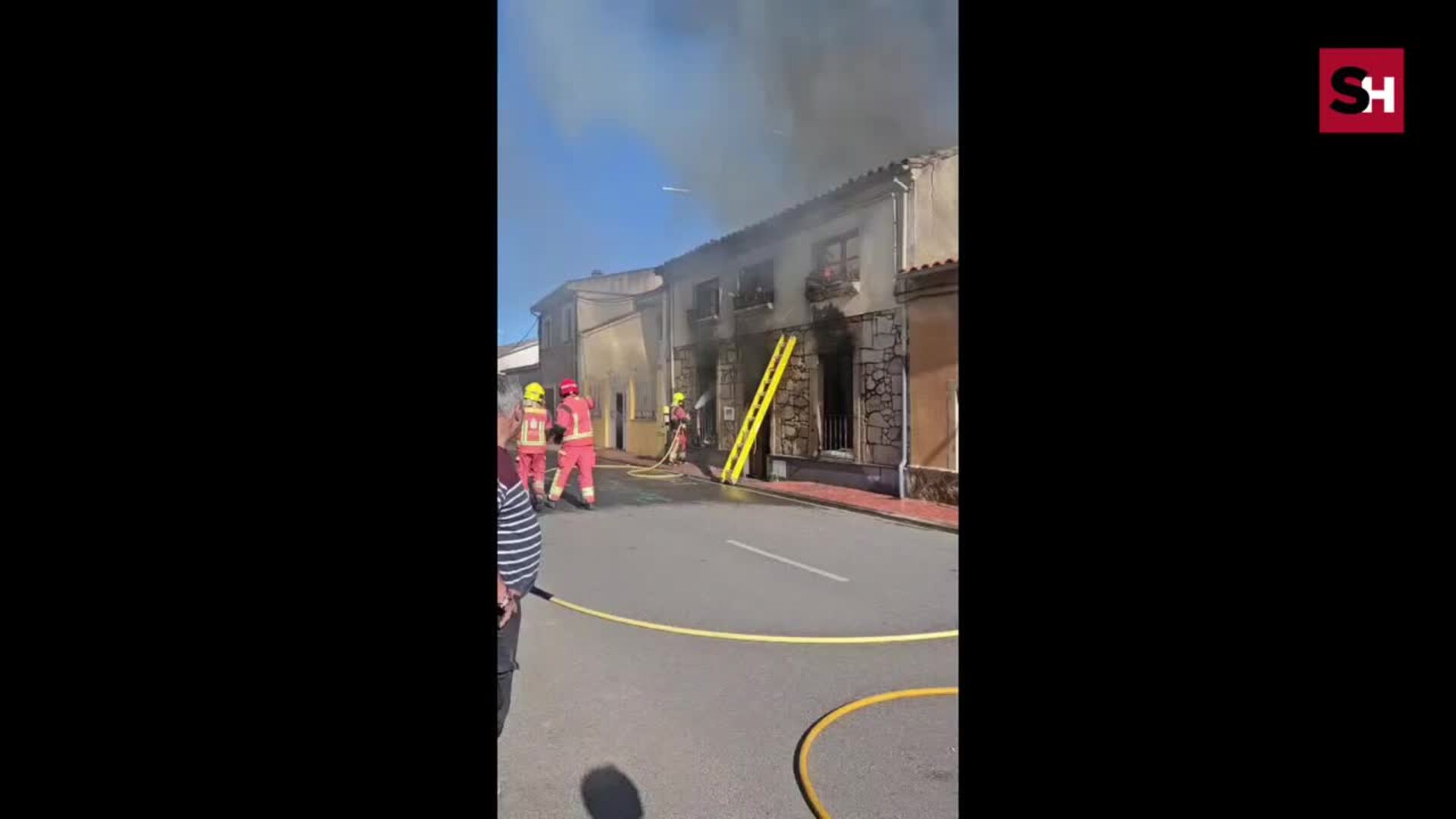 Espectacular incendio de una vivienda unifamiliar en Calzada de Valdunciel