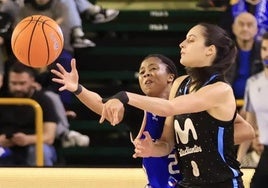 Arica Carter defiende a Salvadores.