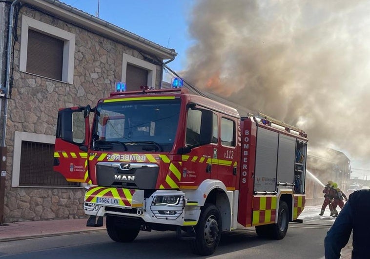 Bomberos de la Diputación intentan apagar el incendio de Calzada de Valdunciel.