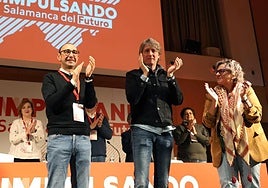 Serrada, a la izquierda, junto a Carlos Martínez y Elena Diego, en el congreso salmantino del PSOE.