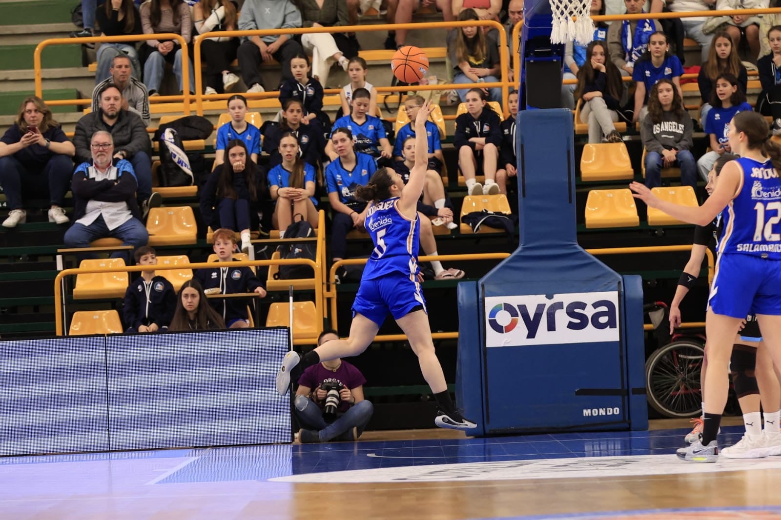 El Avenida-Estudiantes, en imágenes con reconocimientos para Silvia e Iyana