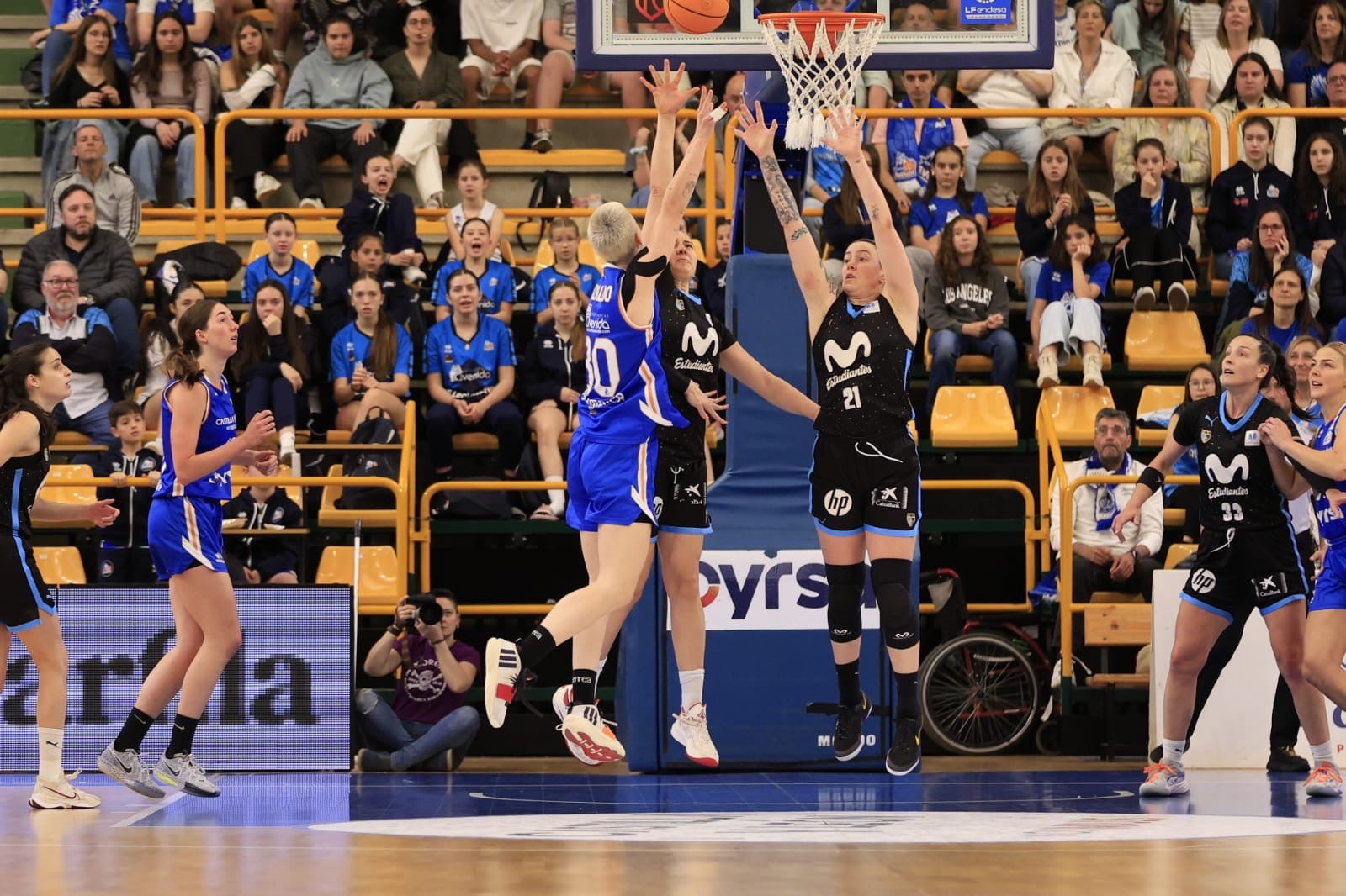 El Avenida-Estudiantes, en imágenes con reconocimientos para Silvia e Iyana