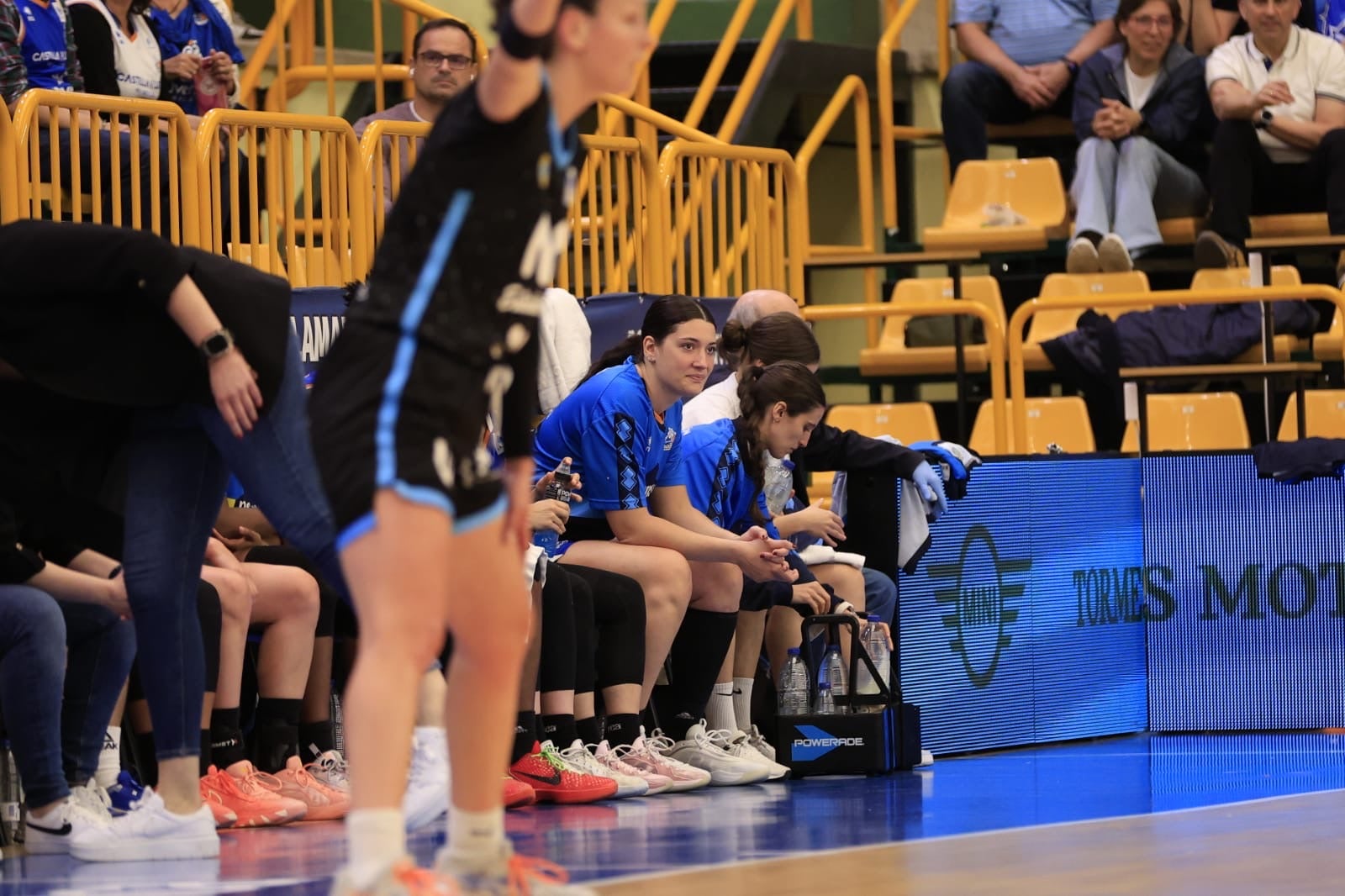 El Avenida-Estudiantes, en imágenes con reconocimientos para Silvia e Iyana